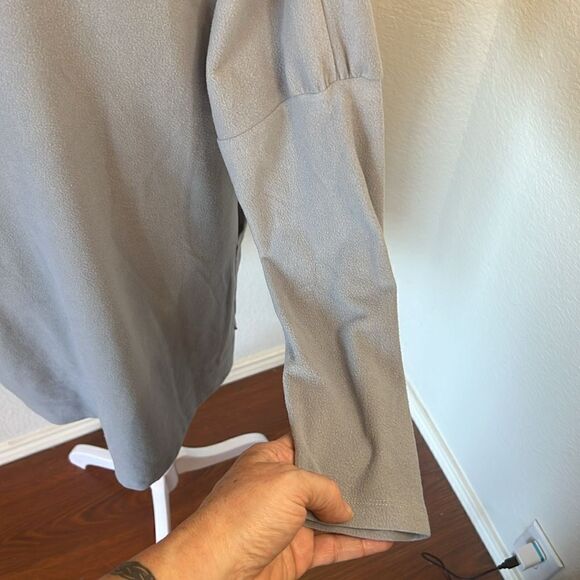 Gray Fleece Long Sleeve V-Neck Pull Over Tunic ~ Size Medium - Picture 3 of 6